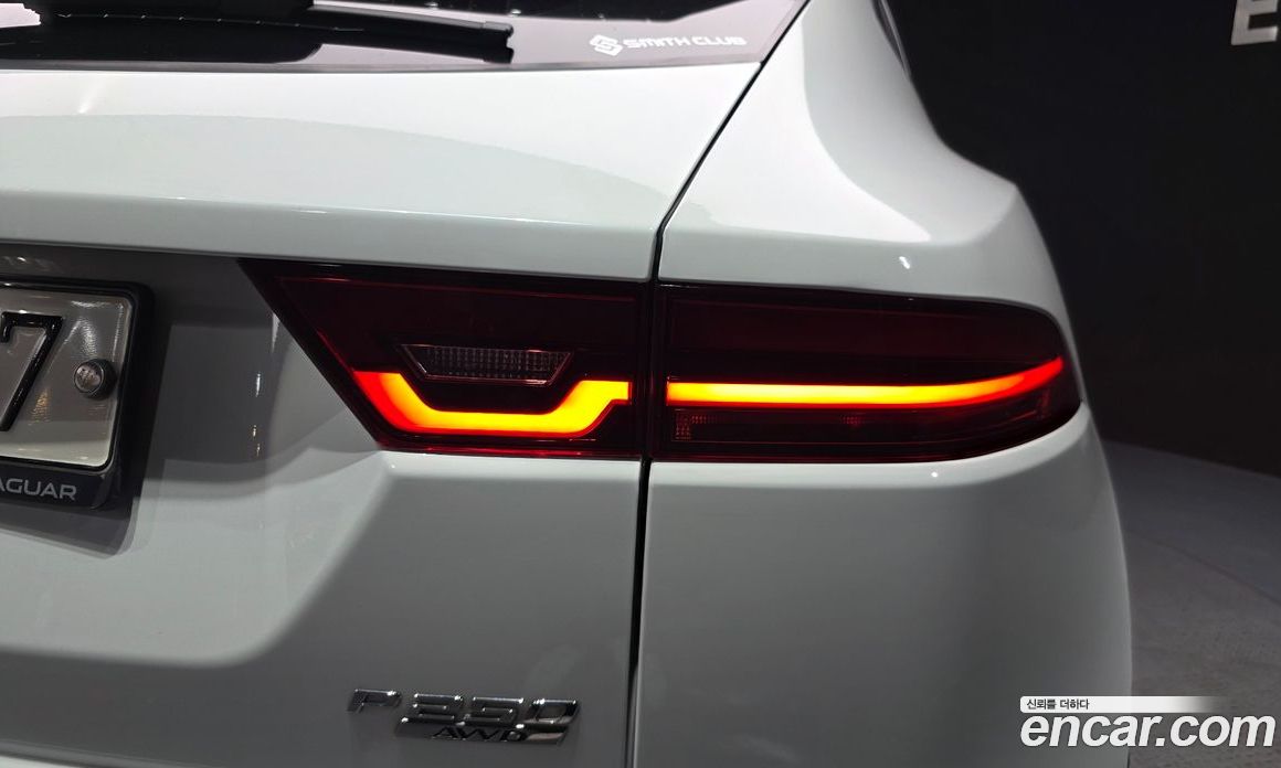 Jaguar E-PACE фото 23