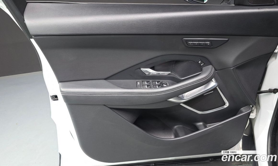 Jaguar E-PACE фото 24