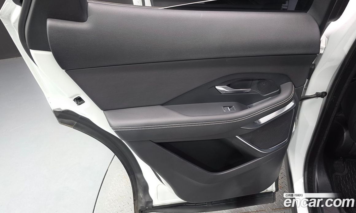 Jaguar E-PACE фото 25