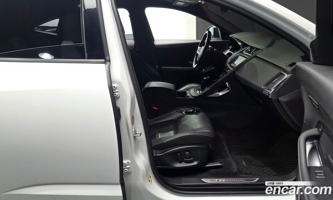 Jaguar E-PACE фото 26
