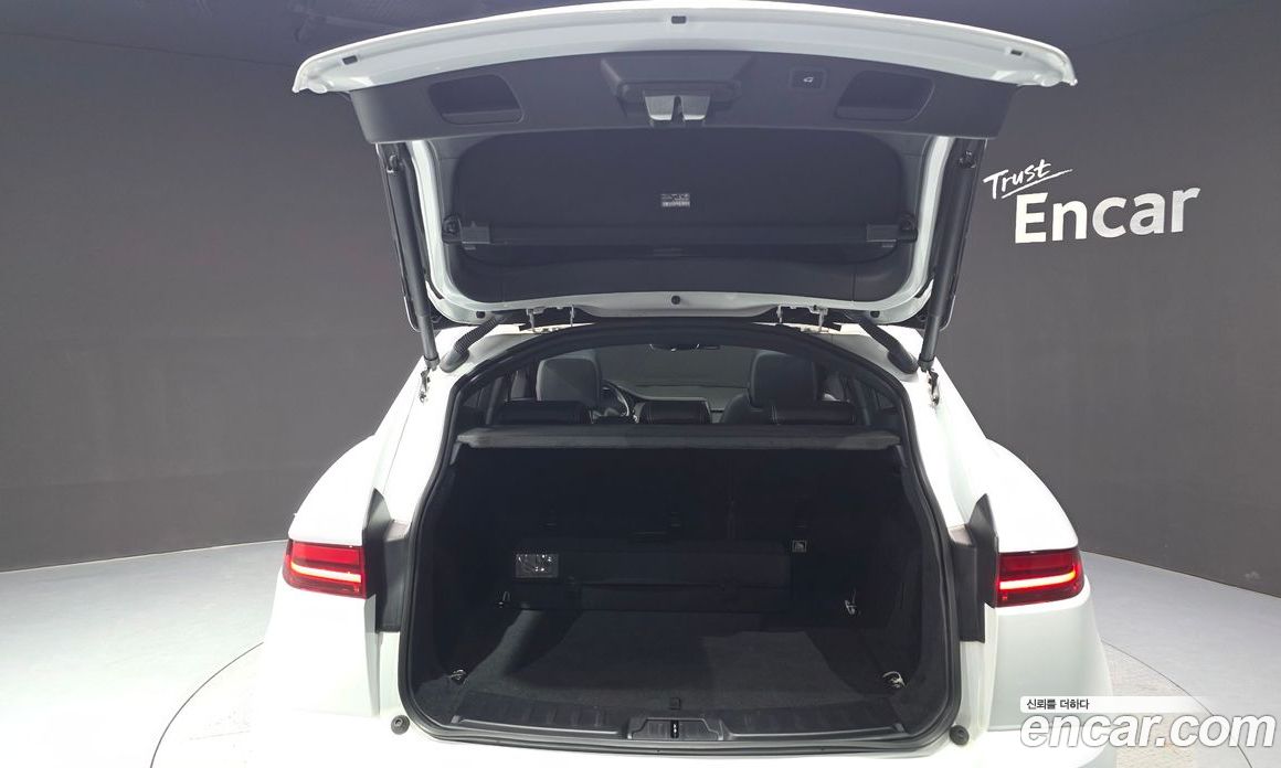 Jaguar E-PACE фото 28