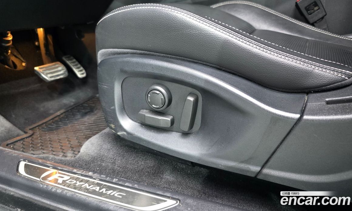 Jaguar E-PACE фото 33