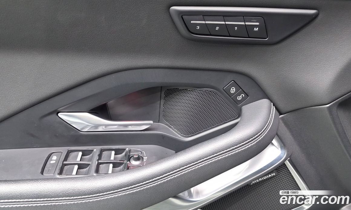 Jaguar E-PACE фото 34