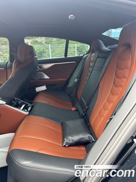 BMW 8-Series (G15) фото 10