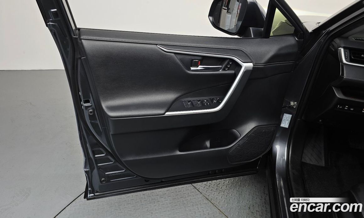 Toyota RAV4 5th Gen фото 24