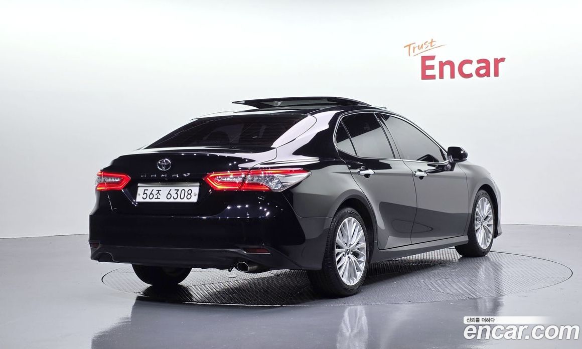 Toyota Camry (XV70) фото 2