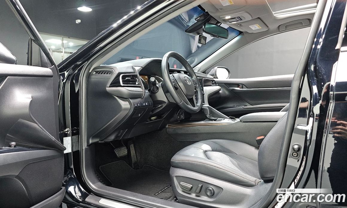 Toyota Camry (XV70) фото 10