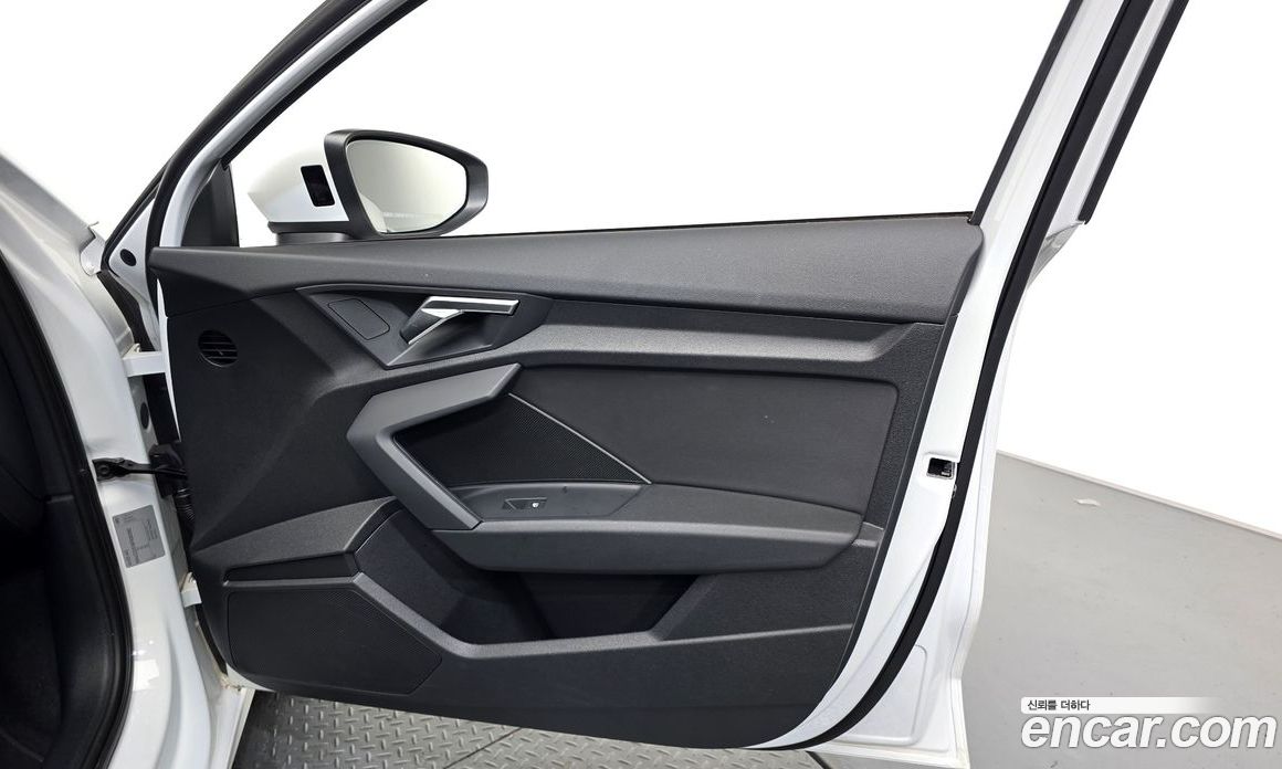 Audi A3 (8Y) фото 24
