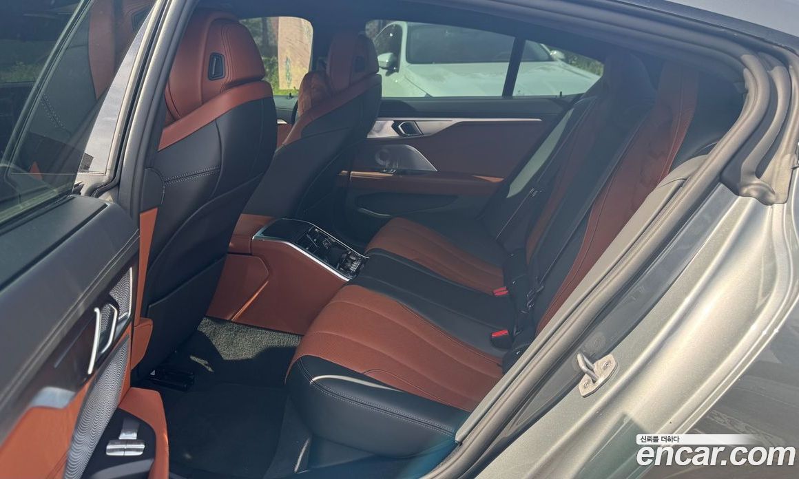 BMW 8-Series (G15) фото 9