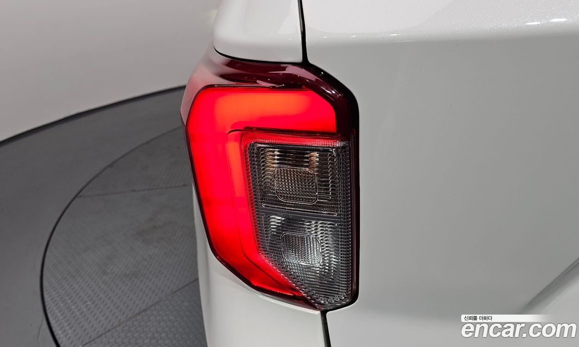 Ford Explorer 6th Gen фото 23