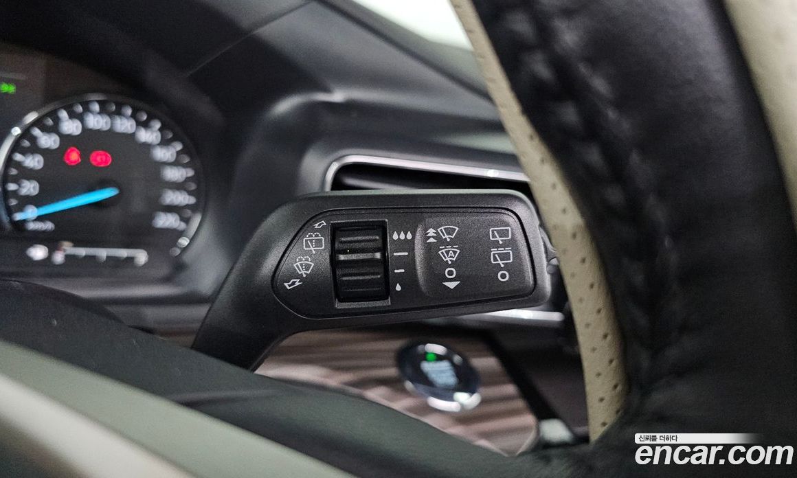 Ford Explorer 6th Gen фото 30