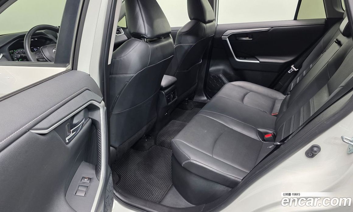 Toyota RAV4 5th Gen фото 12