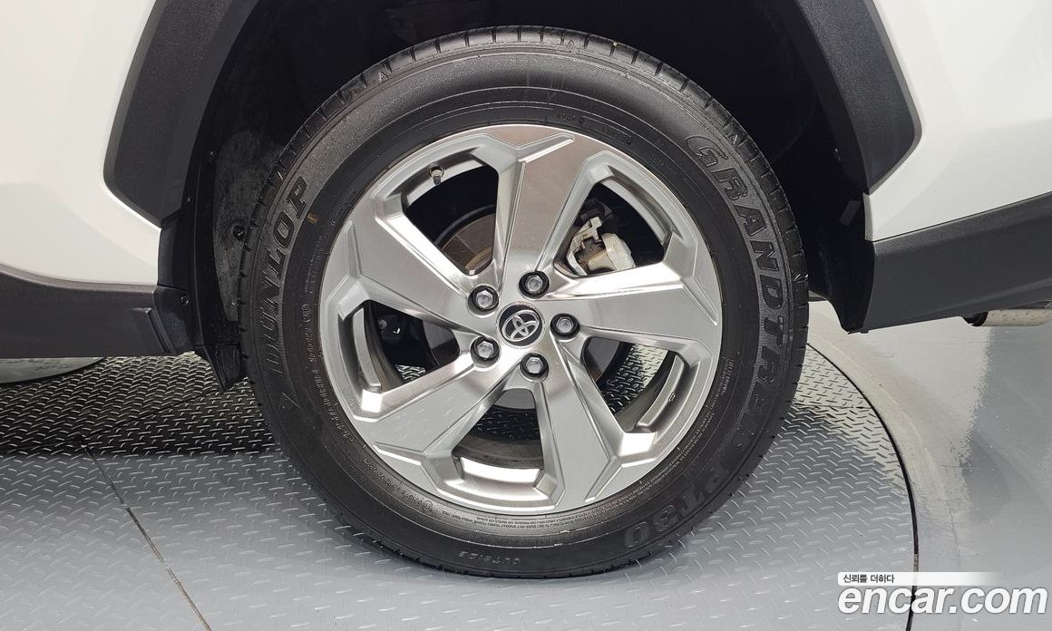 Toyota RAV4 5th Gen фото 22