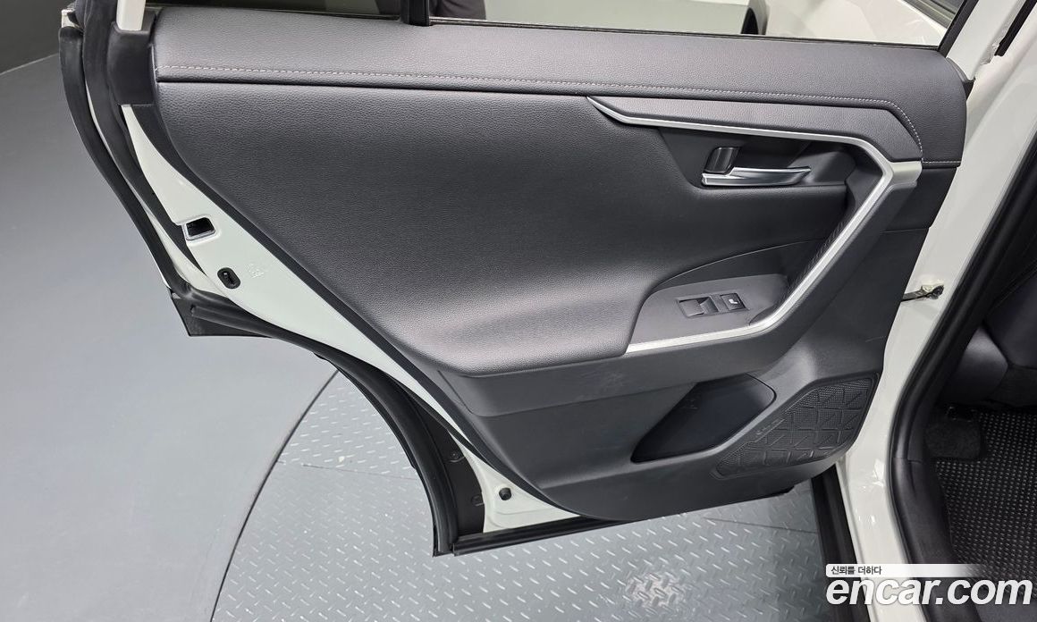 Toyota RAV4 5th Gen фото 26