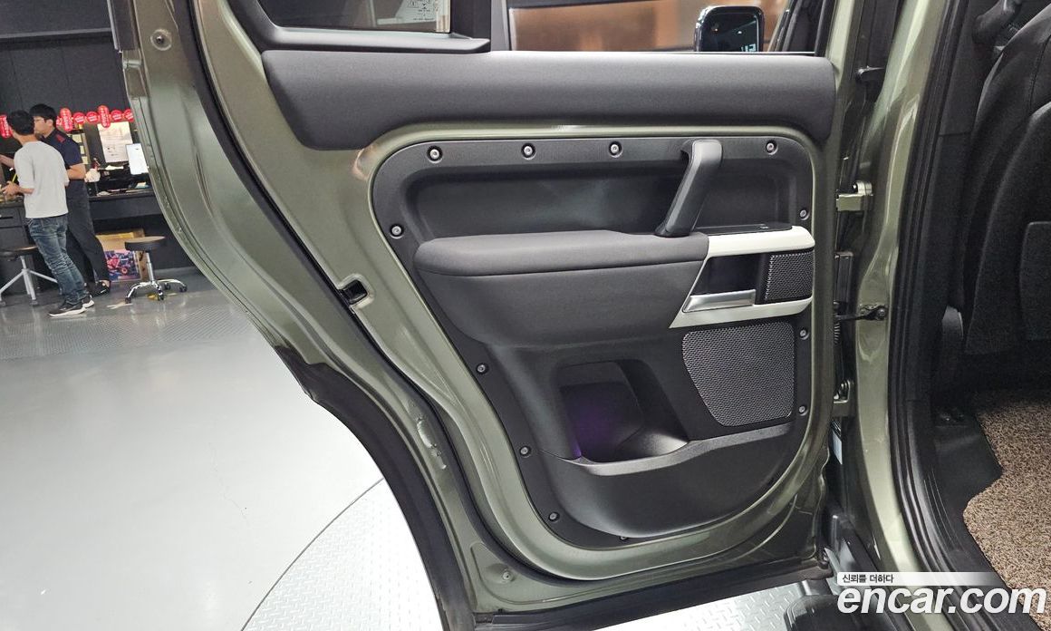 Land Rover Defender (L663) фото 25