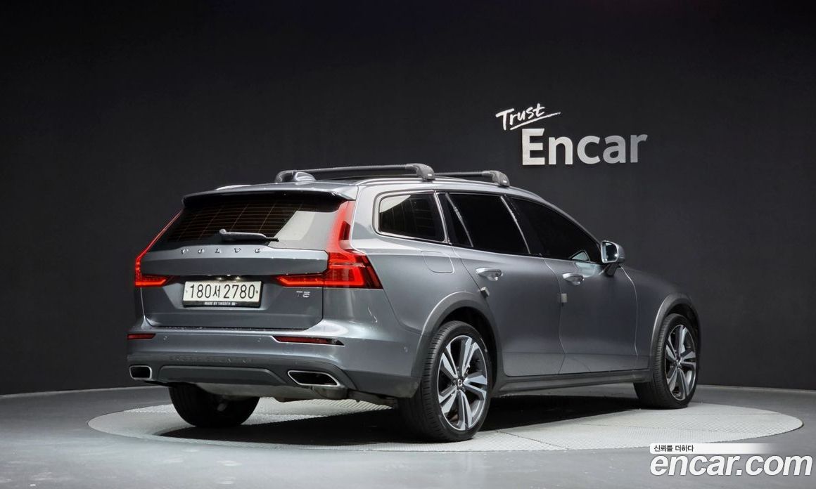 Volvo V60 Cross Country 2nd Gen фото 2