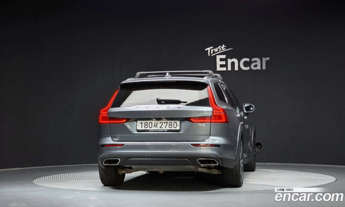 Volvo V60 Cross Country 2nd Gen фото 4
