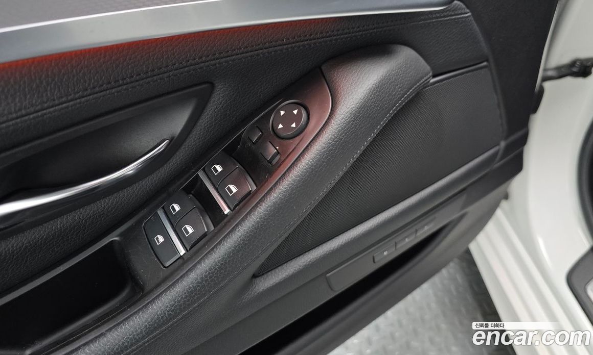 BMW 5-Series (F10) фото 15