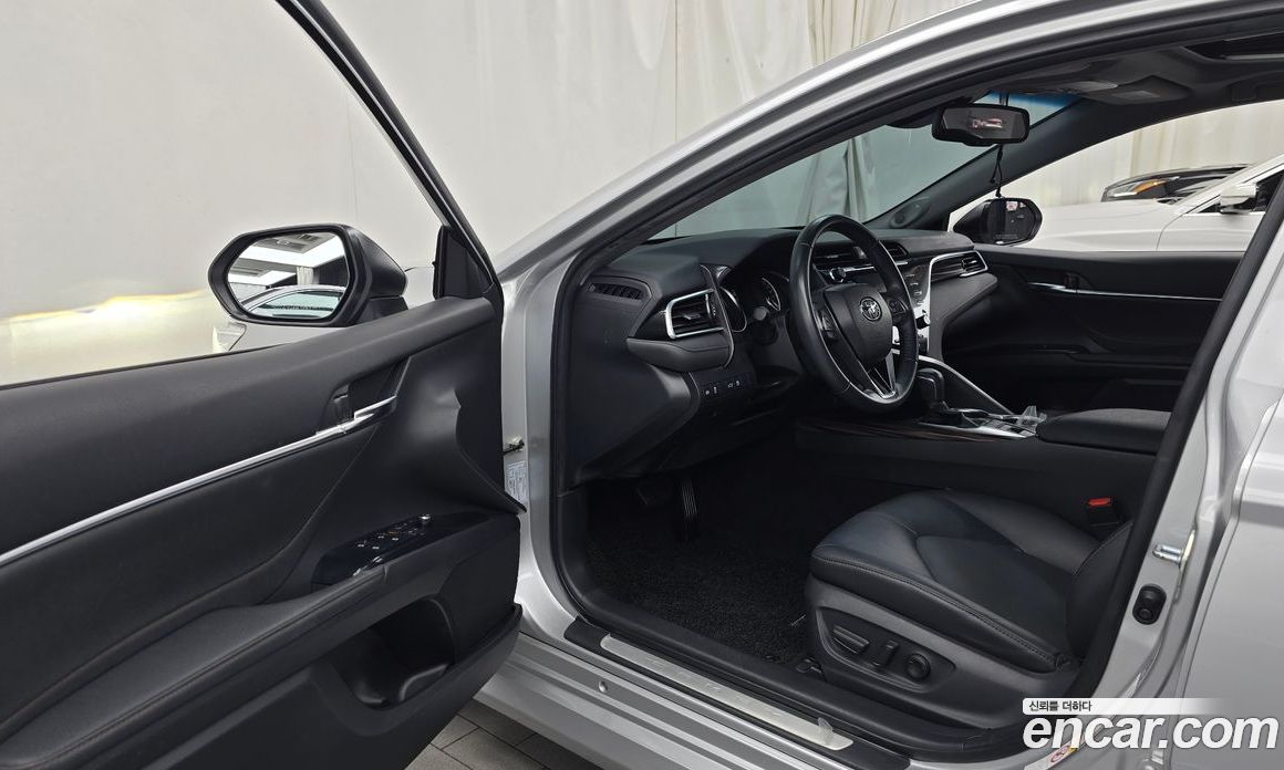 Toyota Camry (XV70) фото 10