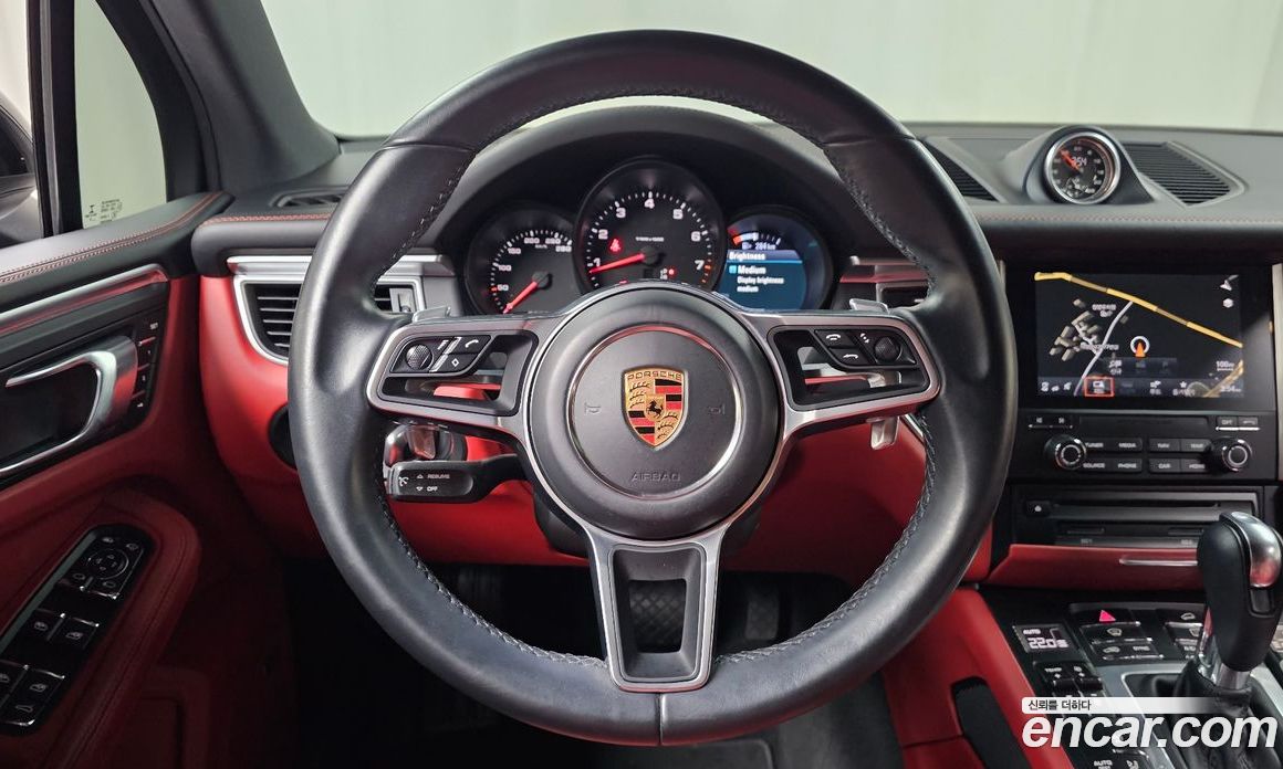Porsche Macan фото 12