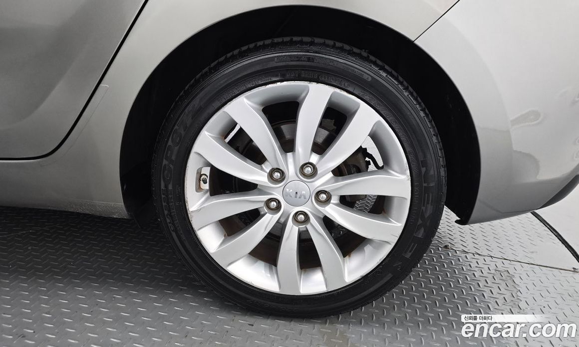 Kia Carens 3rd Gen фото 21