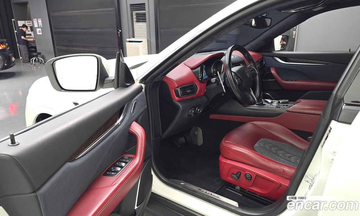 Maserati Levante фото 10