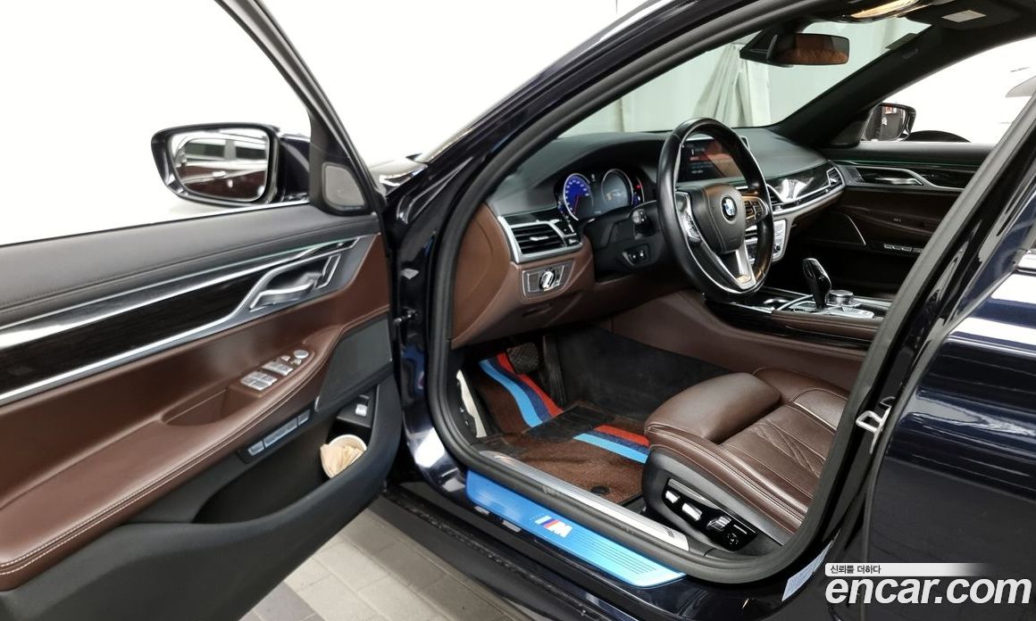 BMW 7-Series (G11) фото 10