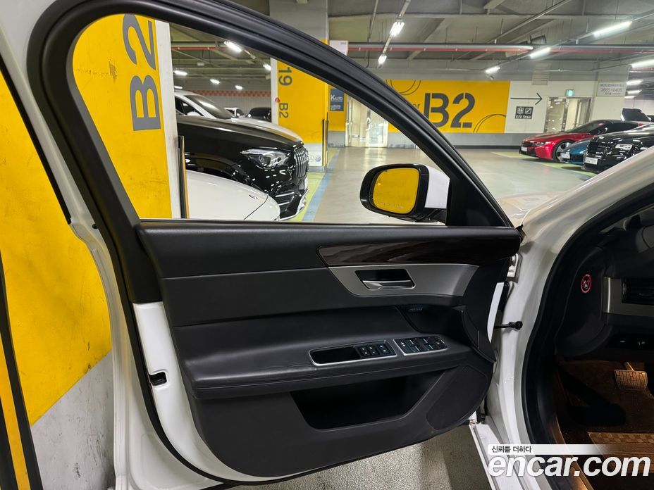 Jaguar XF (X260) фото 10