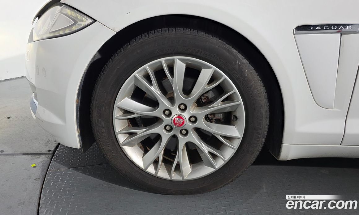 Jaguar XF New фото 5