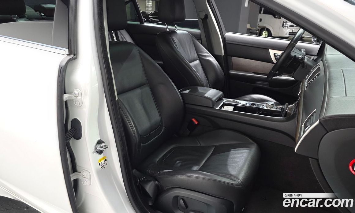 Jaguar XF New фото 10