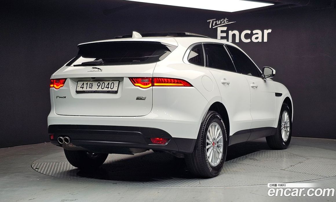 Jaguar F-PACE фото 2