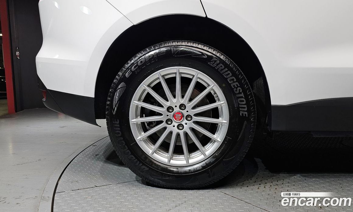 Jaguar F-PACE фото 5