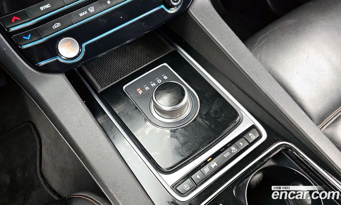 Jaguar F-PACE фото 9