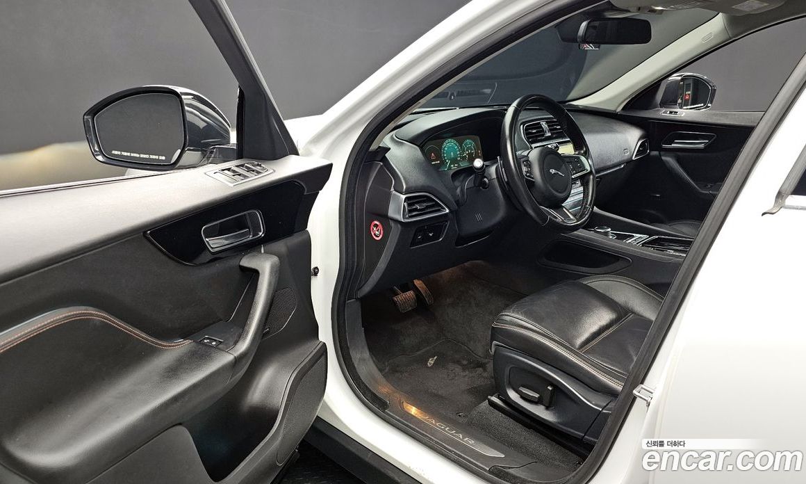 Jaguar F-PACE фото 10