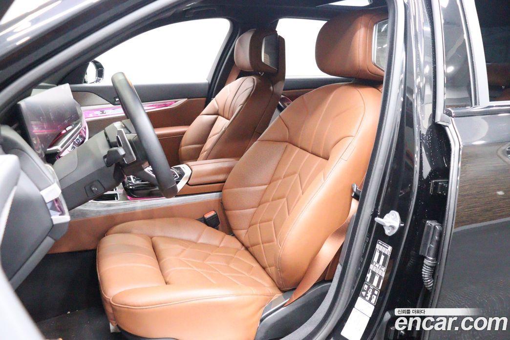 BMW 7-Series (G70) фото 6