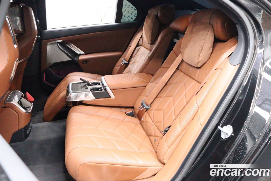 BMW 7-Series (G70) фото 7