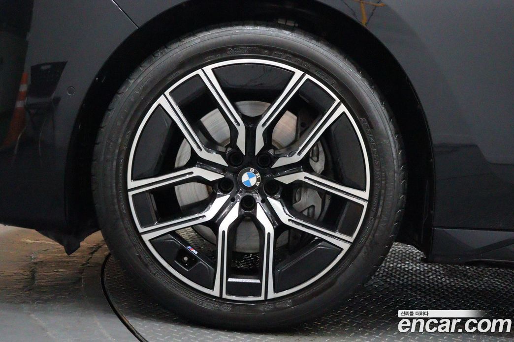 BMW 7-Series (G70) фото 20