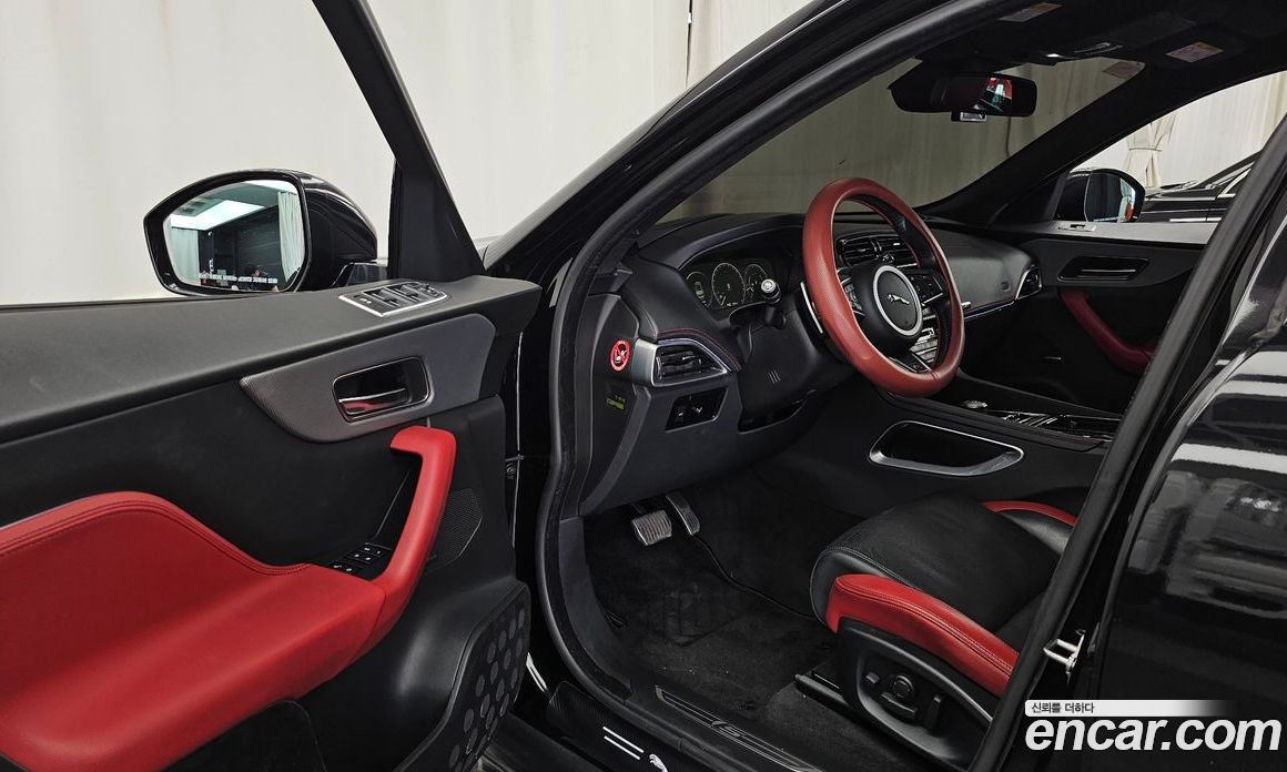 Jaguar F-PACE фото 10