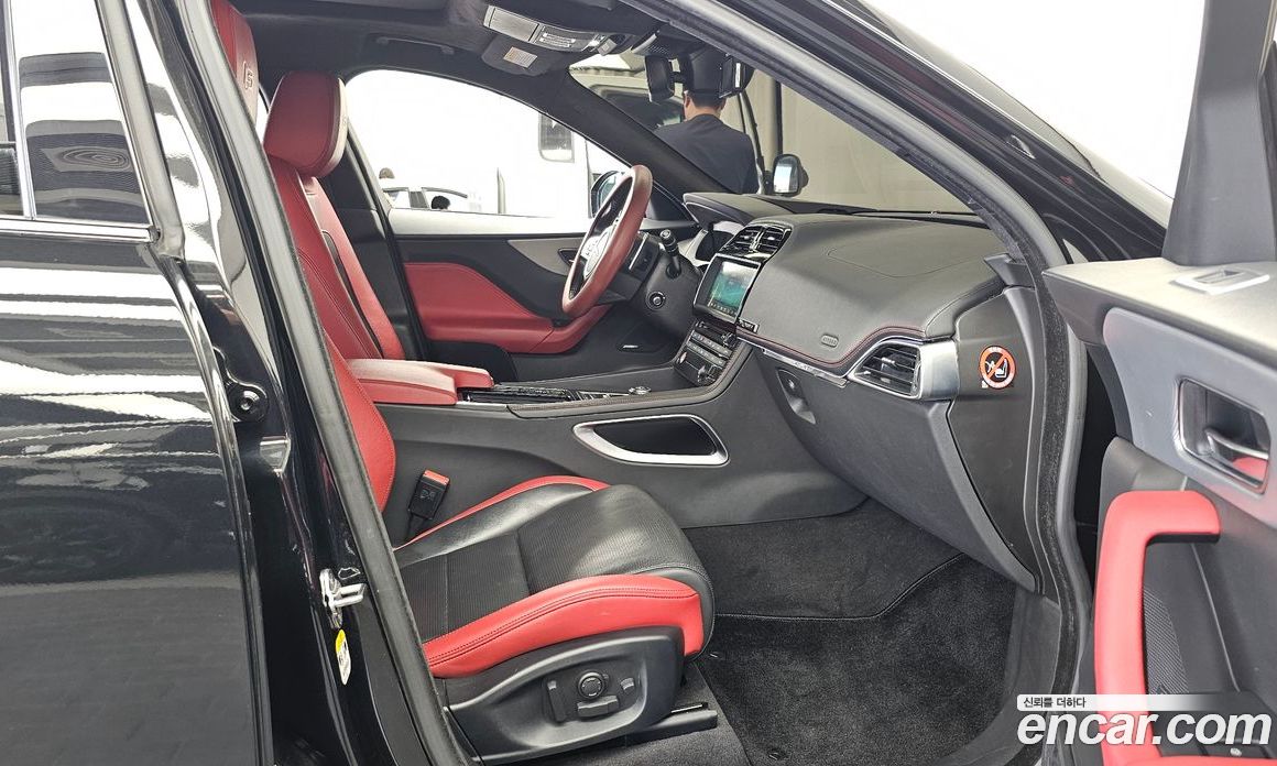 Jaguar F-PACE фото 11