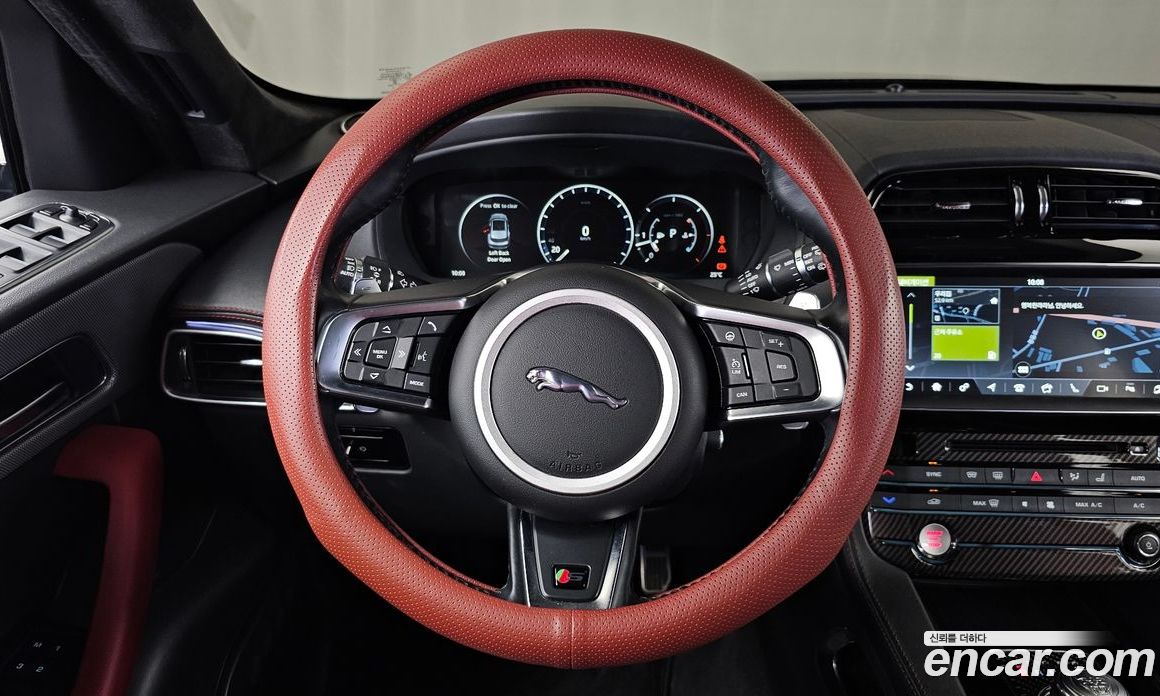 Jaguar F-PACE фото 13