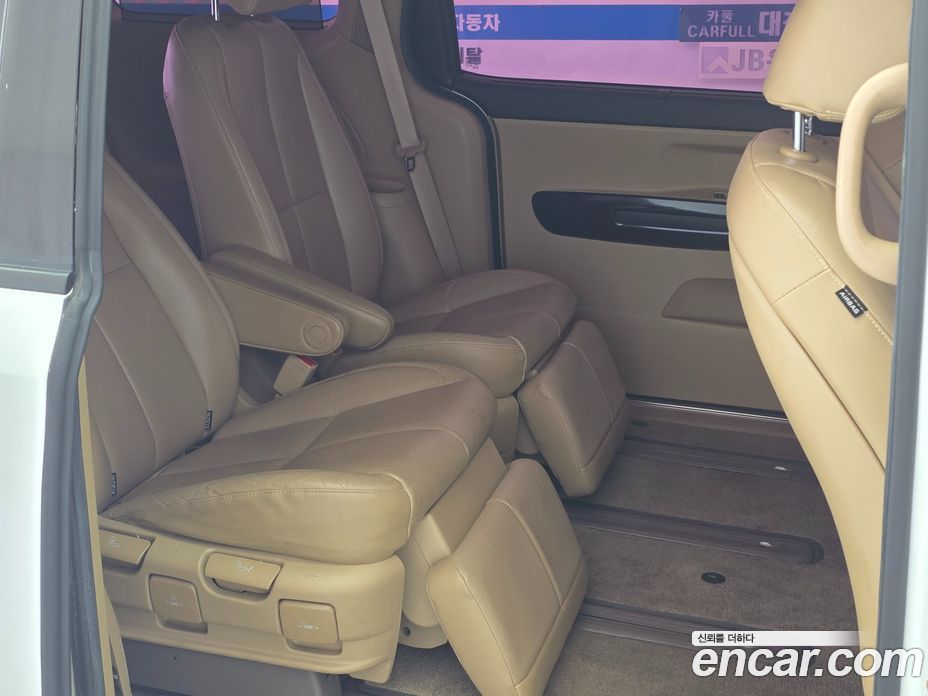 Kia Carnival 3rd Gen фото 17
