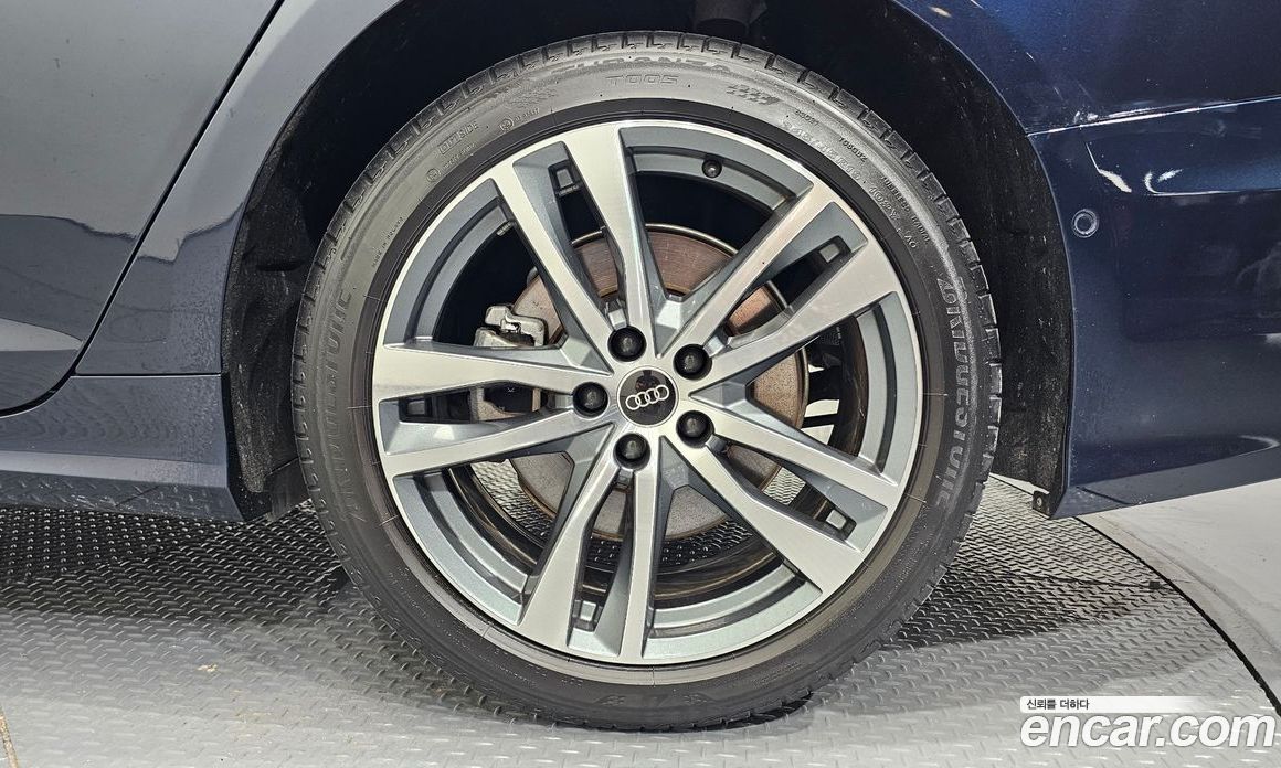 Audi A6 (C8) фото 21