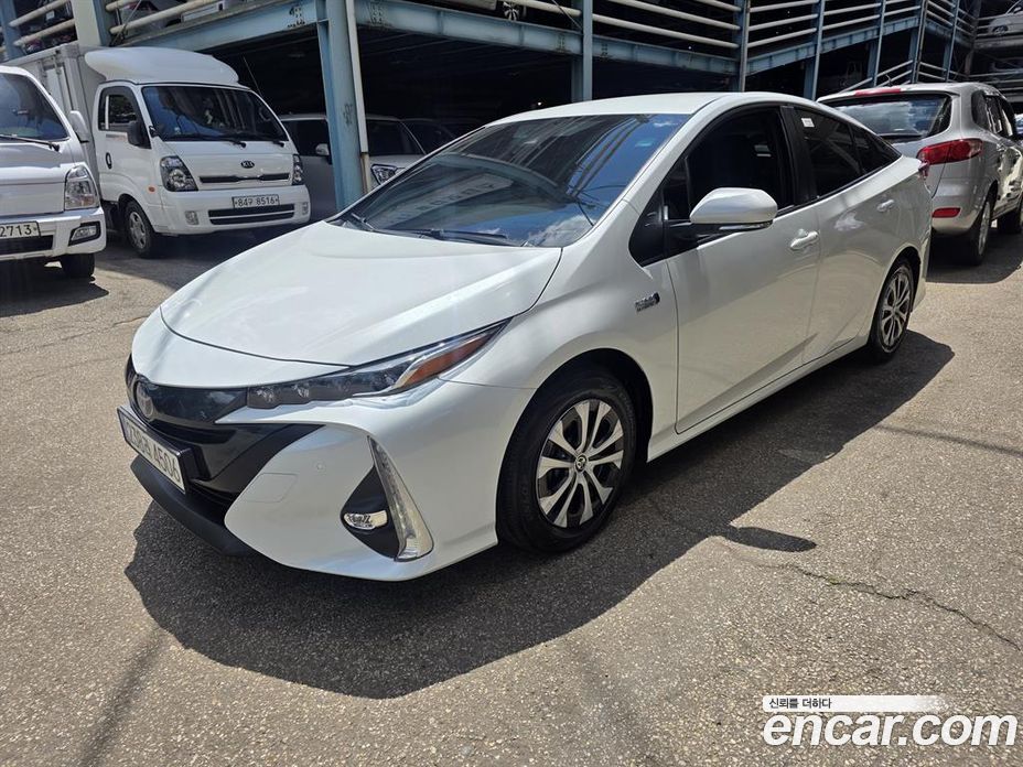 Toyota Prius Prime фото 2