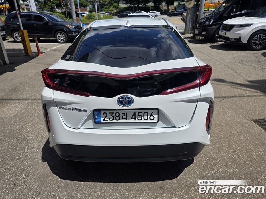 Toyota Prius Prime фото 3