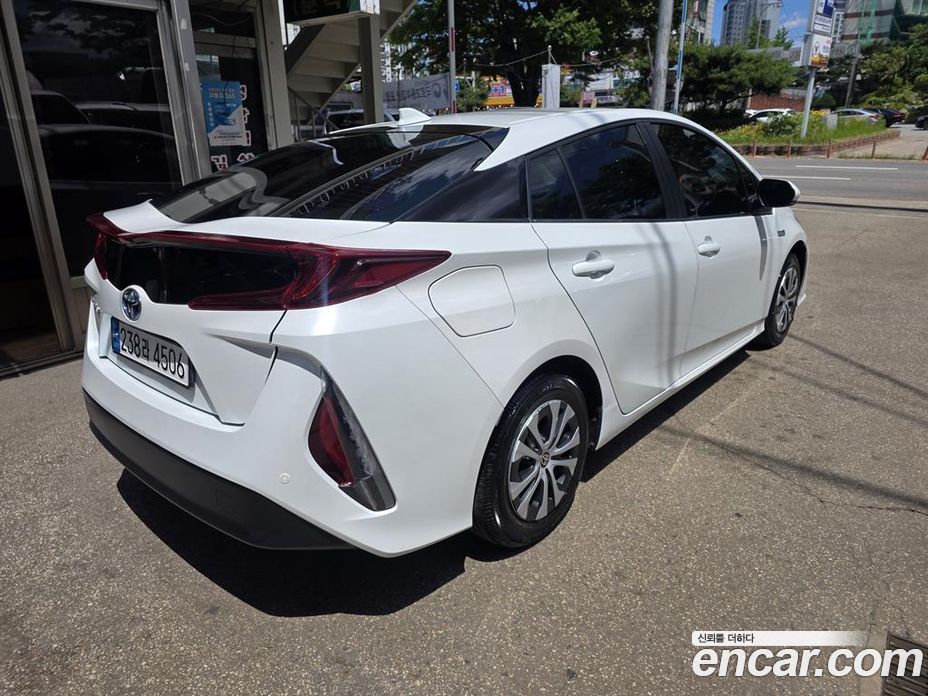Toyota Prius Prime фото 4