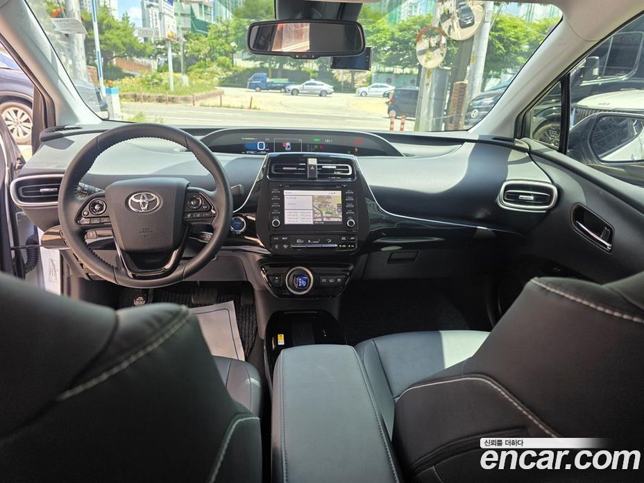 Toyota Prius Prime фото 9