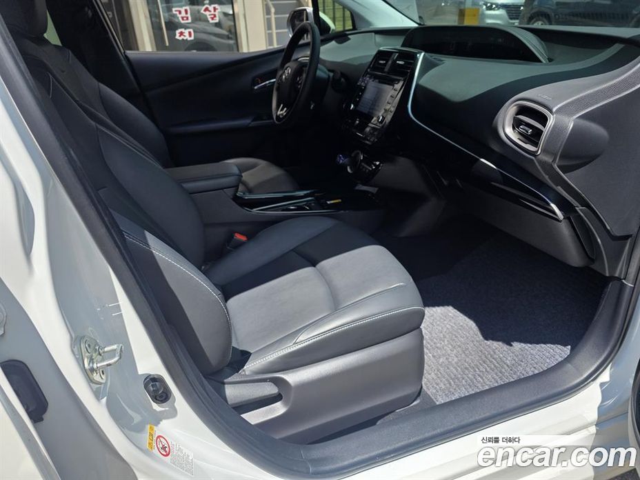 Toyota Prius Prime фото 15