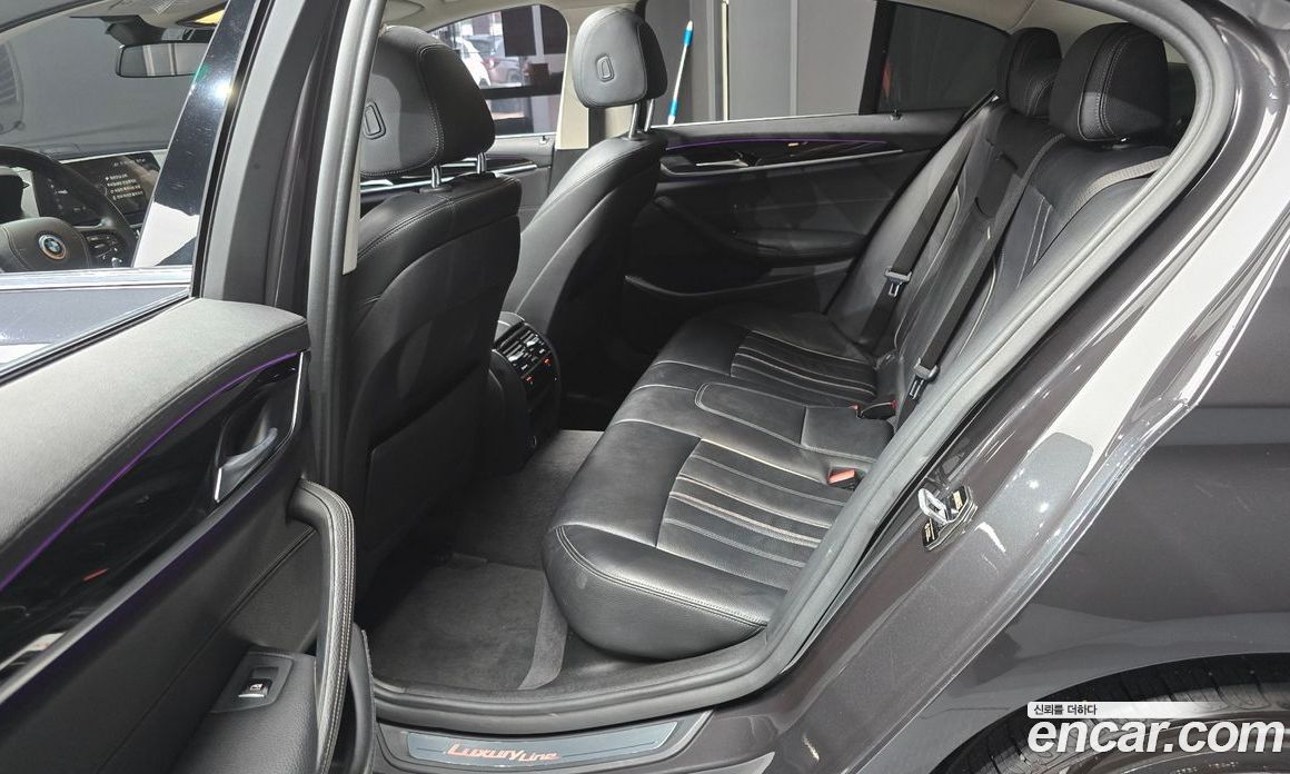 BMW 5-Series (G30) фото 11