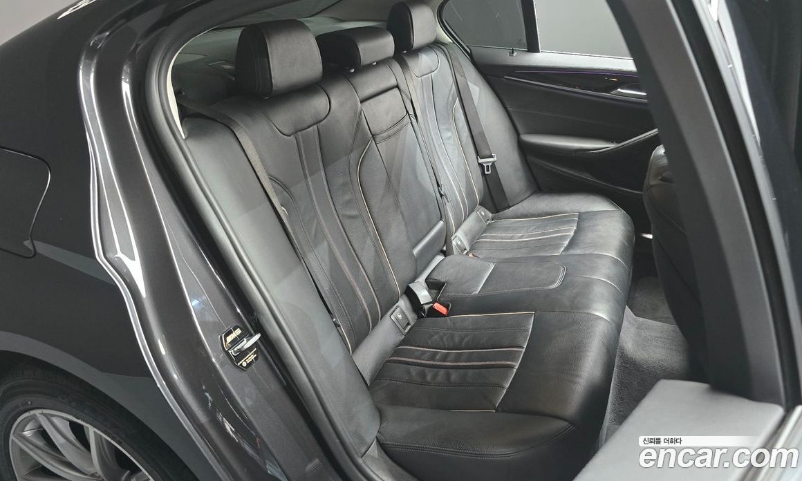 BMW 5-Series (G30) фото 12