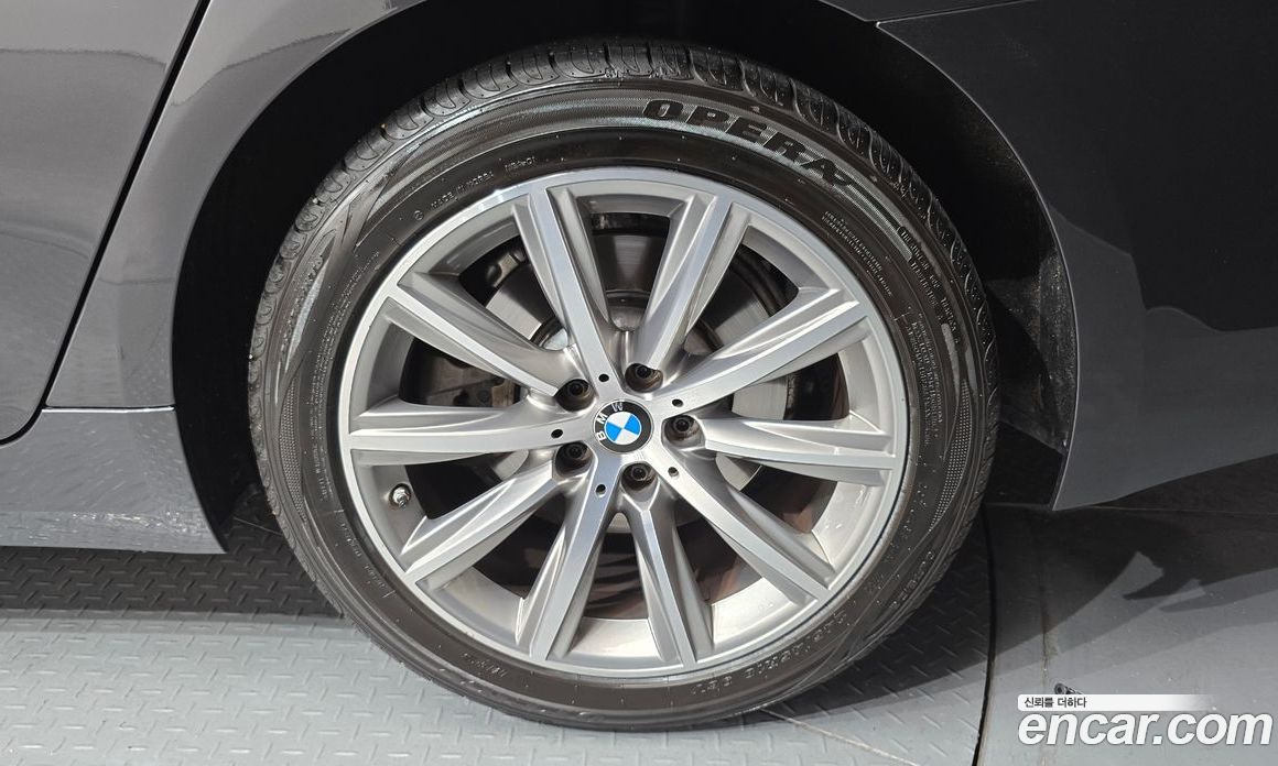 BMW 5-Series (G30) фото 21